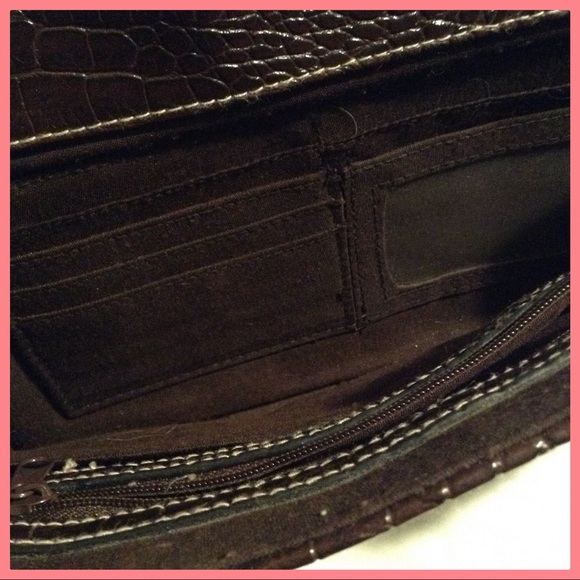 4 Main Pockets! Faux Leather Embossed Brown Purse - Picture 5 of 5